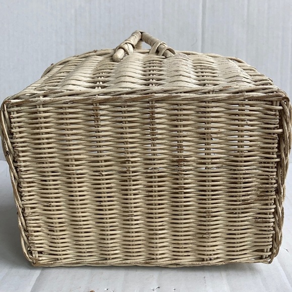 Vintage Hong Kong white distressed small basket - Picture 5 of 16